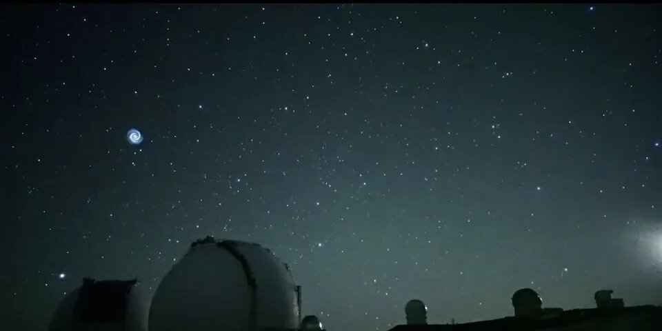 تصویر تلکسوپ ژاپنی نور مارپیچ درخشانی را در آسمان شب رصد کرد