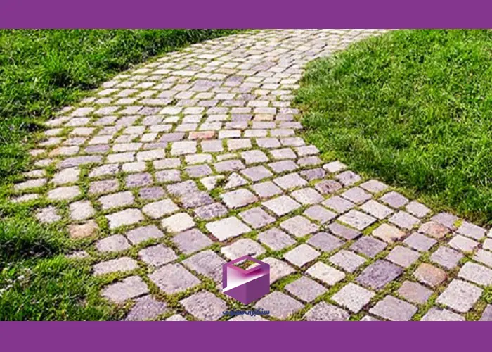 چیدمان ترکیبی سنگ کوبیک و چمن برای ایجاد فضای سبز و طبیعی، مناسب برای باغ‌ ها و محوطه‌ های ویلایی.